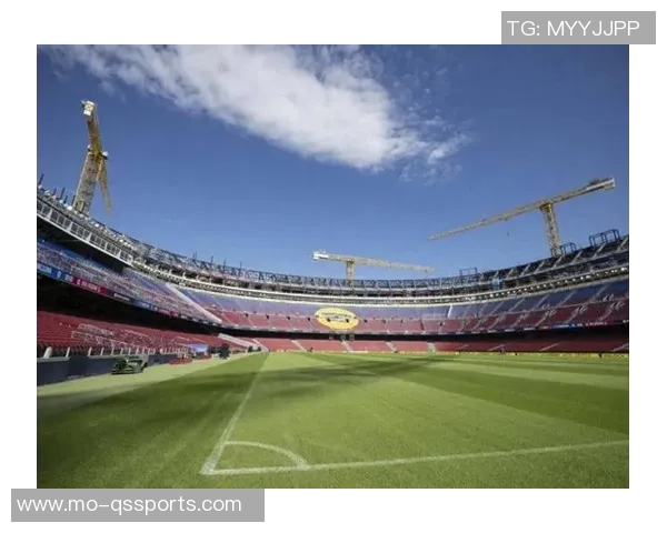 巴萨诺坎普回归临近，球迷穿搭特辑助力，点燃绿茵激情！