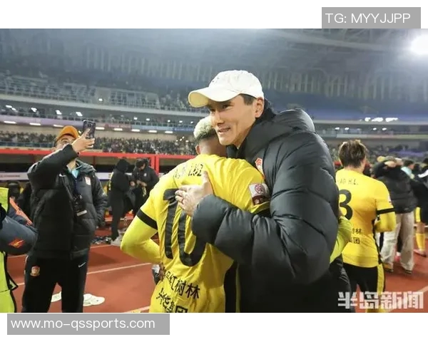 来自西海岸的爱,中超收官战——青岛西海岸俱乐部为邵佳一举行温情送别仪式